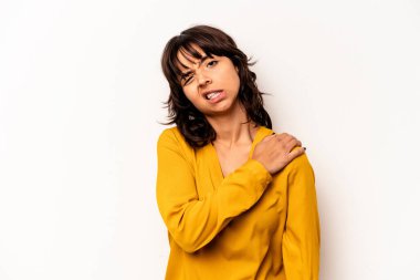 Beyaz arka planda izole edilmiş genç İspanyol kadın omuz ağrısı çekiyor..