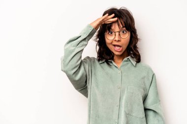 Beyaz arka planda izole edilmiş genç İspanyol kadın yüksek sesle bağırıyor, gözleri açık ve elleri gergin tutuyor..