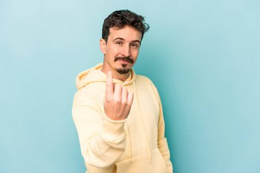 Kafkasyalı genç adam mavi arka planda izole edilmiş seni işaret ediyor sanki davet ediliyormuş gibi..