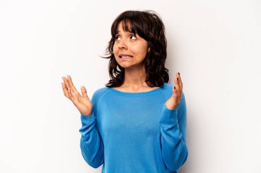 Beyaz arka planda izole edilmiş genç İspanyol kadın gökyüzüne haykırıyor, yukarı bakıyor, hayal kırıklığına uğramış..