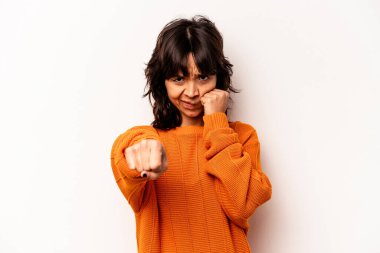 Beyaz arka planda izole edilmiş genç İspanyol kadın bir tartışma yüzünden yumruk, öfke, kavga ve boks atıyor..