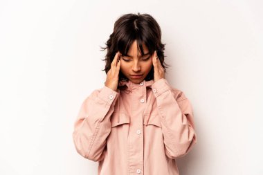 Beyaz arka planda izole edilmiş genç İspanyol kadın başı ağrıyor, yüzüne dokunuyor..
