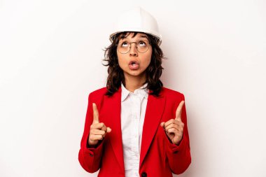 Beyaz arka planda izole edilmiş miğferi olan genç mimar, ağzı açık, üst tarafı gösteren İspanyol kadın..