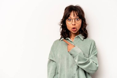 Beyaz arka planda izole edilmiş genç İspanyol kadın...