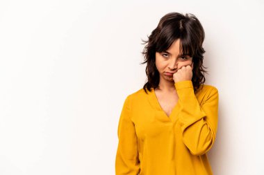 Beyaz arka planda izole edilmiş genç İspanyol kadın üzgün ve dalgın hissediyor, kopyalama alanına bakıyor..