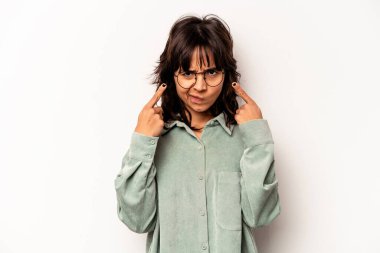 Beyaz arka planda izole edilmiş genç İspanyol kadın bir göreve odaklanmış, işaret parmaklarını işaret ediyor..