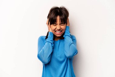 Beyaz arka planda izole edilmiş genç İspanyol kadın kulaklarını elleriyle kapatıyor..