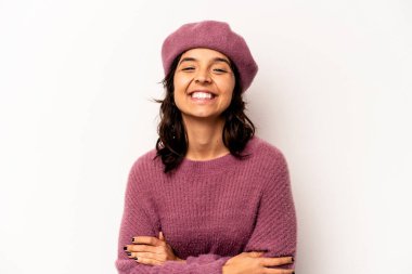 Beyaz arka planda yalnız yaşayan genç İspanyol kadın gülüyor ve eğleniyor..