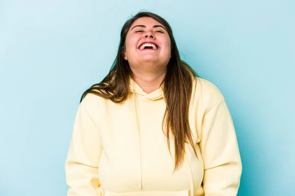 Jovem Mulher Branca Com Sobrepeso Isolado Fundo Azul Relaxado Feliz — Fotografia de Stock