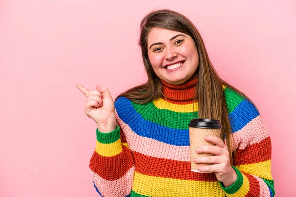 Junge Kaukasische Übergewichtige Frau Hält Kaffee Zum Mitnehmen Isoliert Auf — Stockfoto