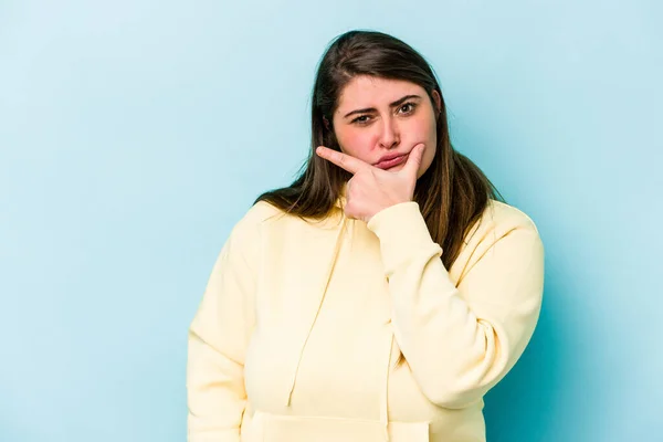 Junge Kaukasische Übergewichtige Frau Isoliert Auf Blauem Hintergrund Überlegt Plant — Stockfoto