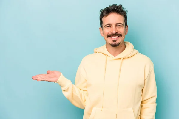 Young Caucasian Man Isolated Blue Background Showing Copy Space Palm — Stock Photo, Image