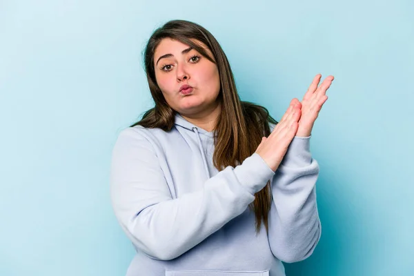 Jovem Mulher Branca Com Sobrepeso Isolado Fundo Azul Sentindo Enérgico — Fotografia de Stock