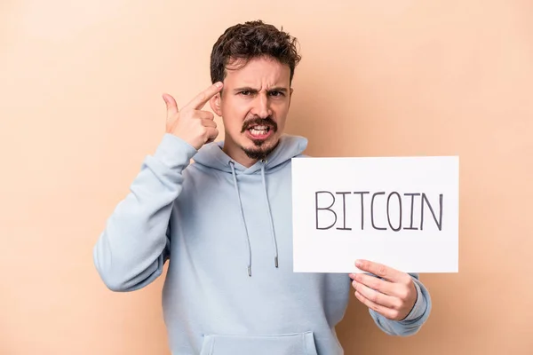 Jeune Homme Caucasien Tenant Une Plaque Bitcoin Isolé Sur Fond — Photo