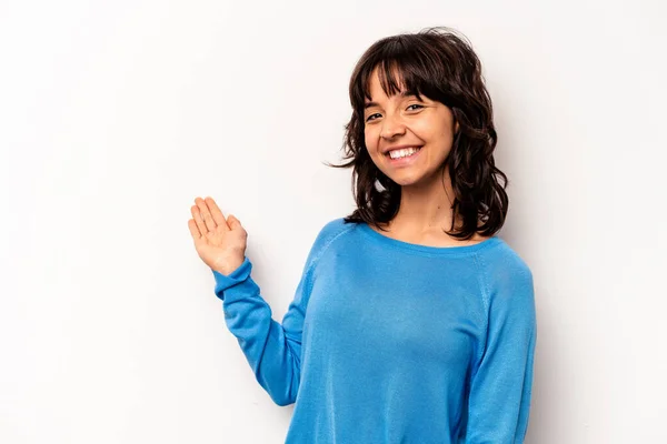 Young Hispanic Woman Isolated White Background Showing Welcome Expression — Stock Photo, Image