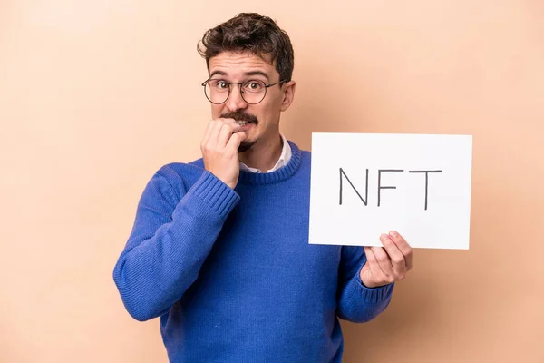 Jonge Blanke Man Met Een Nft Plakkaat Geïsoleerd Beige Achtergrond — Stockfoto