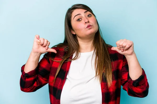 Jovem Mulher Branca Com Sobrepeso Isolado Fundo Azul Sente Orgulhoso — Fotografia de Stock