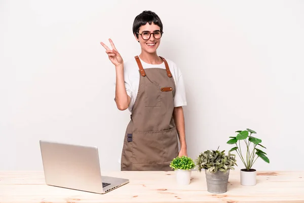 Giovane Giardiniere Donna Isolata Sfondo Bianco Gioioso Spensierato Mostrando Simbolo — Foto Stock