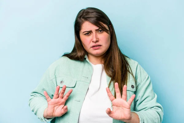 Mujer Caucásica Joven Con Sobrepeso Aislado Sobre Fondo Azul Rechazando —  Fotos de Stock