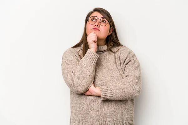 Jonge Blanke Vrouw Met Overgewicht Geïsoleerd Witte Achtergrond Denken Omhoog — Stockfoto