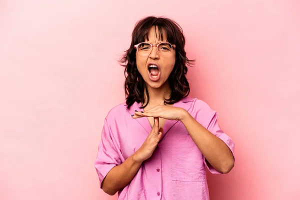 Mladá Hispánská Žena Izolované Růžovém Pozadí Ukazující Timeout Gesto — Stock fotografie