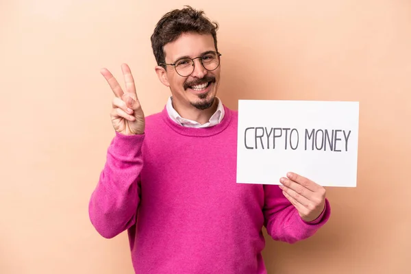 Giovane Uomo Caucasico Possesso Cartello Cripto Denaro Isolato Sfondo Beige — Foto Stock