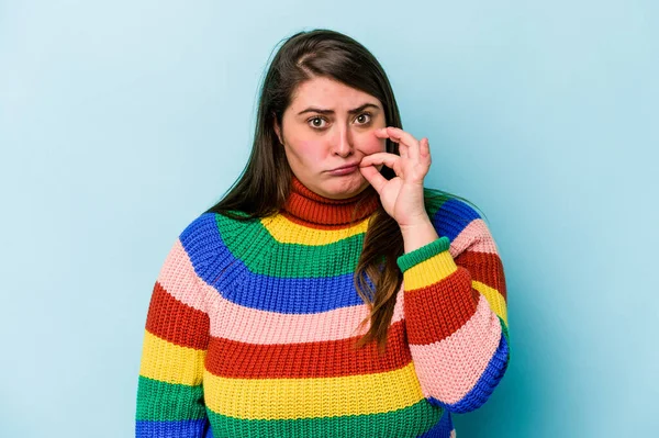 Junge Kaukasische Übergewichtige Frau Isoliert Auf Blauem Hintergrund Mit Fingern — Stockfoto
