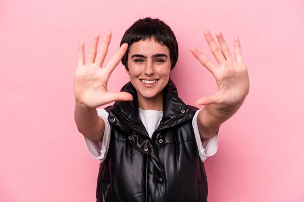 Mladá Kavkazská Žena Izolované Růžovém Pozadí Ukazující Číslo Deset Rukama — Stock fotografie