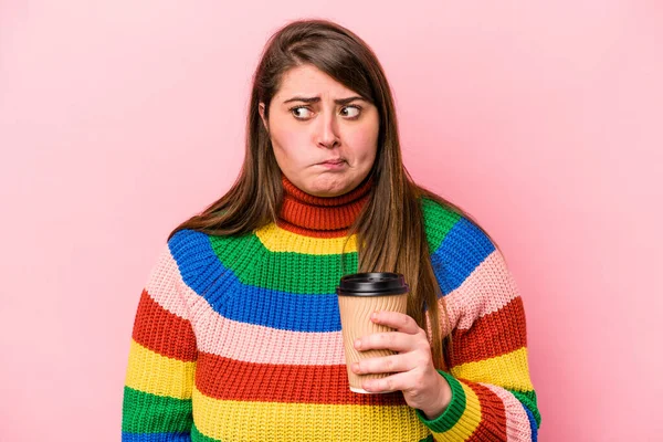 Junge Kaukasische Übergewichtige Frau Hält Kaffee Zum Mitnehmen Isoliert Auf — Stockfoto
