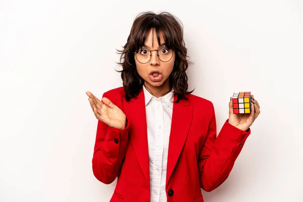 Mladá Obchodní Žena Drží Rubiks Kostka Izolované Bílém Pozadí Překvapené — Stock fotografie