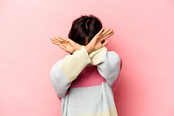 Jeune Femme Hispanique Isolée Sur Fond Rose Gardant Deux Bras — Photo