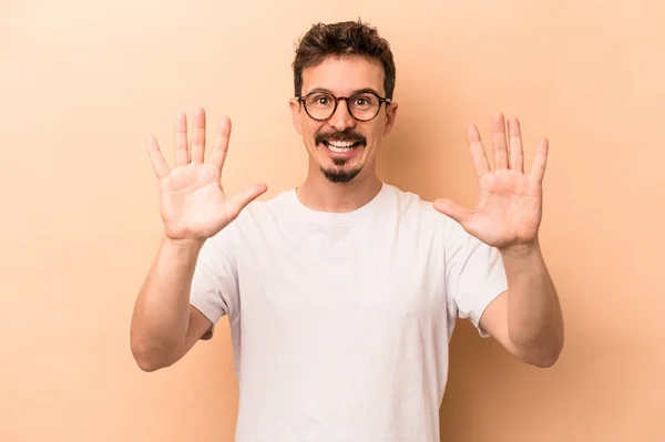 Joven Hombre Caucásico Aislado Sobre Fondo Beige Mostrando Número Diez — Foto de Stock