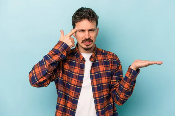 Junger Kaukasier Isoliert Auf Blauem Hintergrund Mit Enttäuschender Geste Mit — Stockfoto