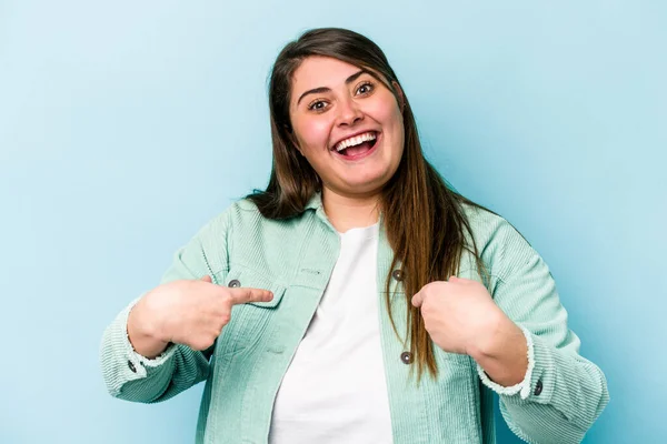 Junge Kaukasische Übergewichtige Frau Isoliert Auf Blauem Hintergrund Überrascht Mit — Stockfoto