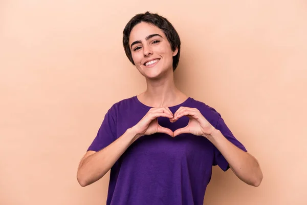 Mulher Branca Jovem Isolado Fundo Bege Sorrindo Mostrando Uma Forma — Fotografia de Stock