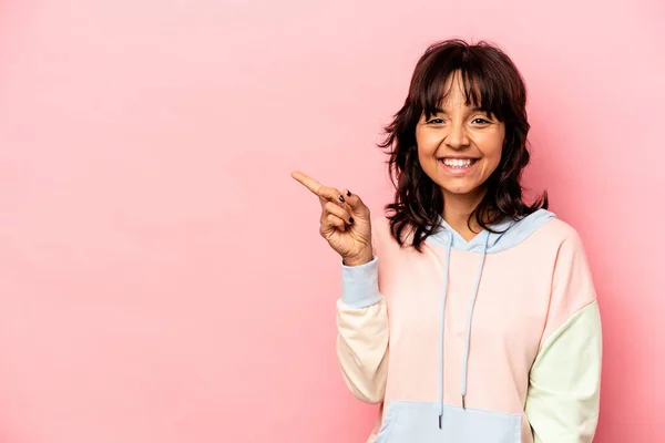 Mujer Hispana Joven Aislada Sobre Fondo Rosa Sonriendo Alegremente Señalando —  Fotos de Stock