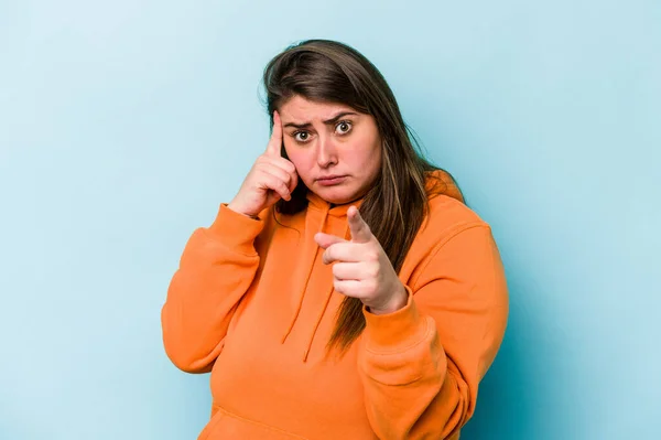 Jonge Blanke Vrouw Met Overgewicht Geïsoleerd Blauwe Achtergrond Wijzende Tempel — Stockfoto