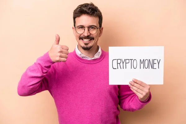 Giovane Caucasico Possesso Cartello Cripto Denaro Isolato Sfondo Beige Sorridente — Foto Stock