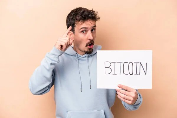 Jeune Homme Caucasien Tenant Une Plaque Bitcoin Isolé Sur Fond — Photo