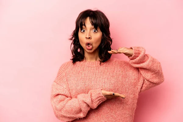 Mujer Hispana Joven Aislada Sobre Fondo Rosa Sosteniendo Algo Con — Foto de Stock