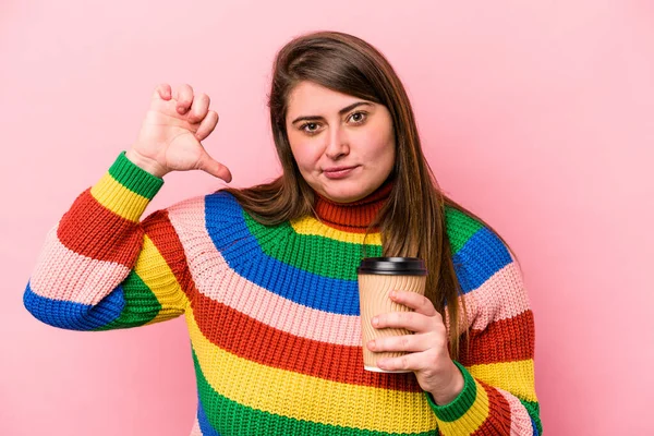 Junge Kaukasische Übergewichtige Frau Hält Kaffee Zum Mitnehmen Isoliert Auf — Stockfoto