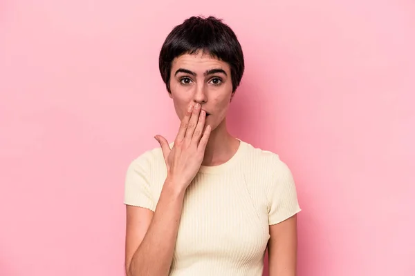 Mujer Joven Caucásica Aislada Sobre Fondo Rosa Conmocionada Cubriendo Boca — Foto de Stock