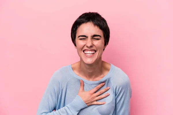 Jonge Kaukasische Vrouw Geïsoleerd Roze Achtergrond Lacht Uit Luid Houden — Stockfoto