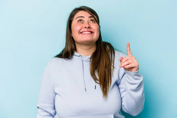 Junge Kaukasische Übergewichtige Frau Isoliert Auf Blauem Hintergrund Zeigt Mit — Stockfoto