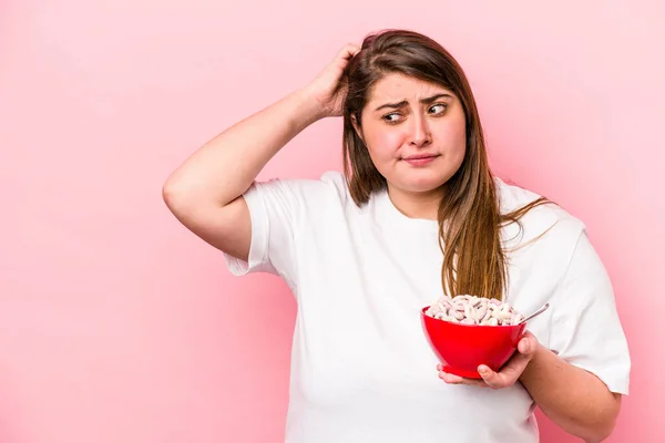 Junge Kaukasische Übergewichtige Frau Hält Eine Schale Mit Getreide Auf — Stockfoto