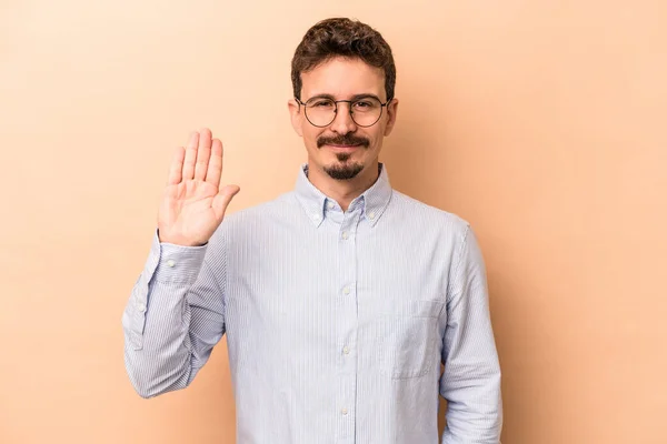 Joven Hombre Caucásico Aislado Sobre Fondo Beige Sonriente Alegre Mostrando — Foto de Stock