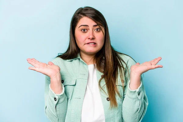 Junge Kaukasische Übergewichtige Frau Isoliert Auf Blauem Hintergrund Verwirrt Und — Stockfoto