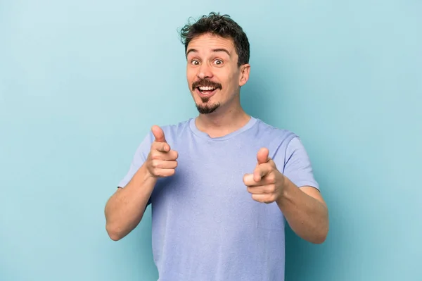 Joven Hombre Caucásico Aislado Sobre Fondo Azul Sonrisas Alegres Apuntando —  Fotos de Stock