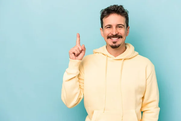 Young Caucasian Man Isolated Blue Background Showing Number One Finger — Stock Photo, Image