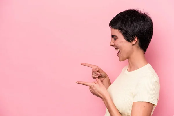 Mujer Caucásica Joven Aislada Puntos Fondo Rosa Con Dedo Pulgar —  Fotos de Stock